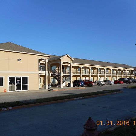 Crossroads Inn & Suites Виктория Экстерьер фото