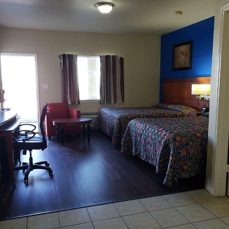 Crossroads Inn & Suites Виктория Экстерьер фото