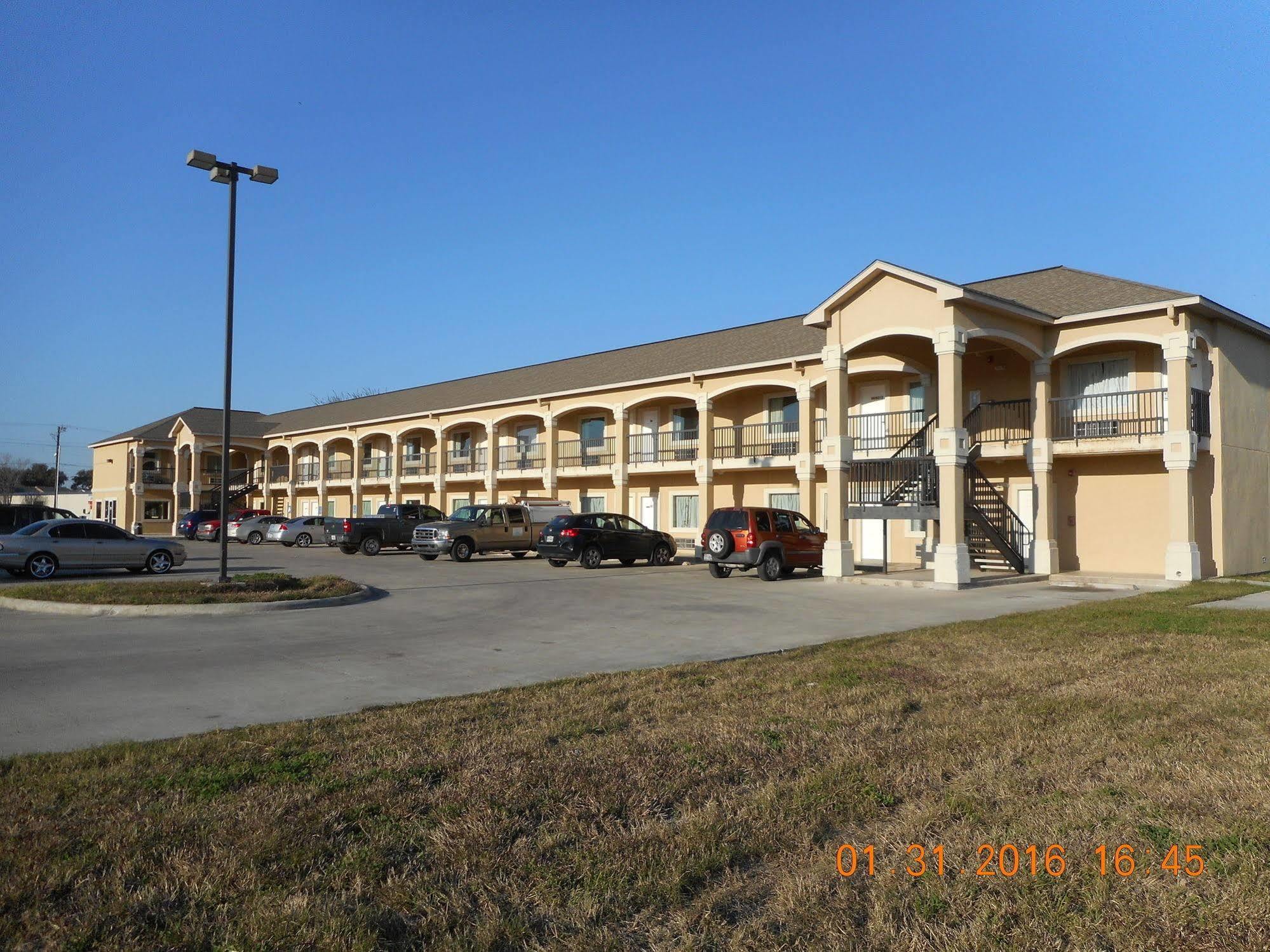 Crossroads Inn & Suites Виктория Экстерьер фото