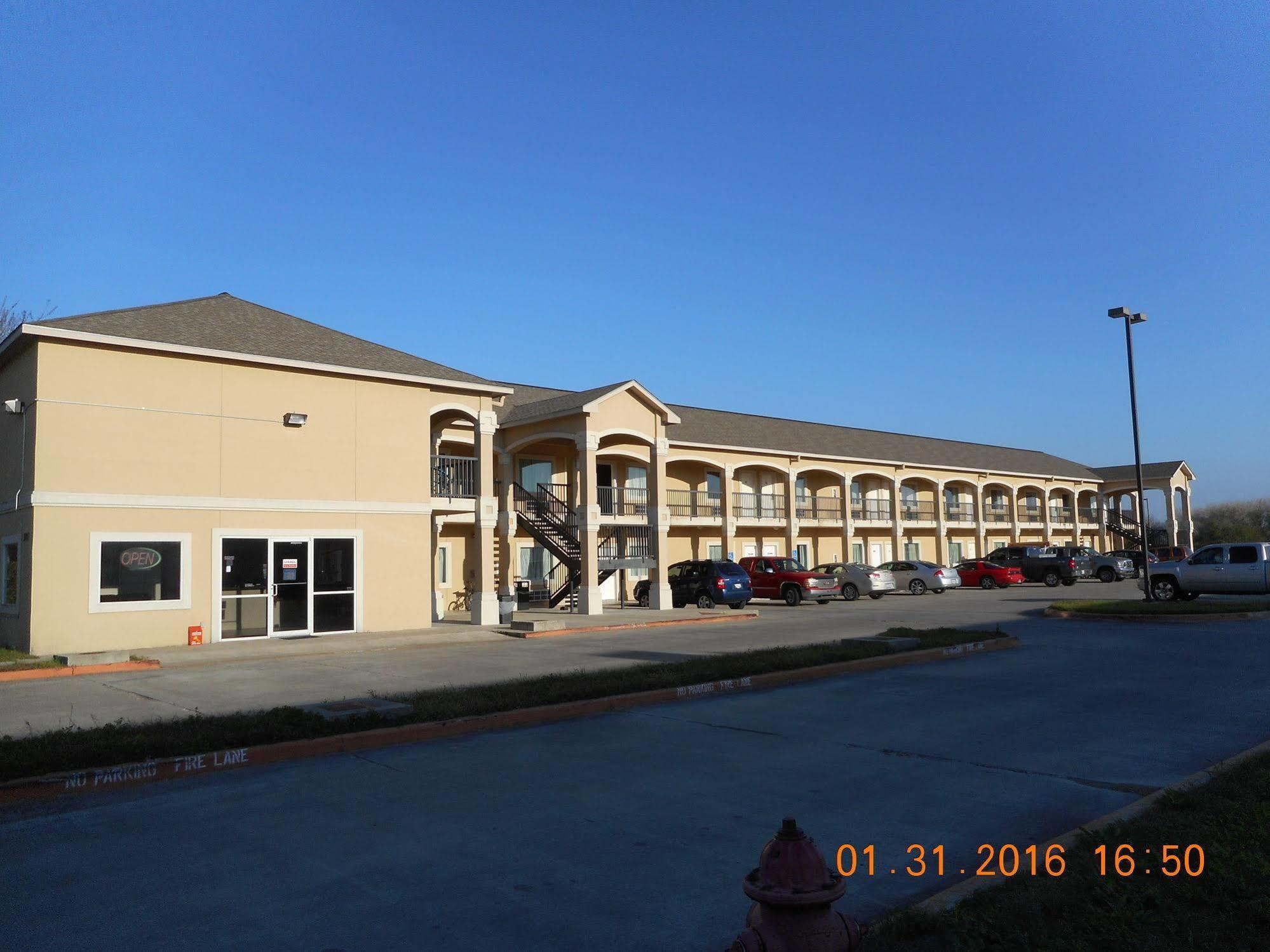 Crossroads Inn & Suites Виктория Экстерьер фото