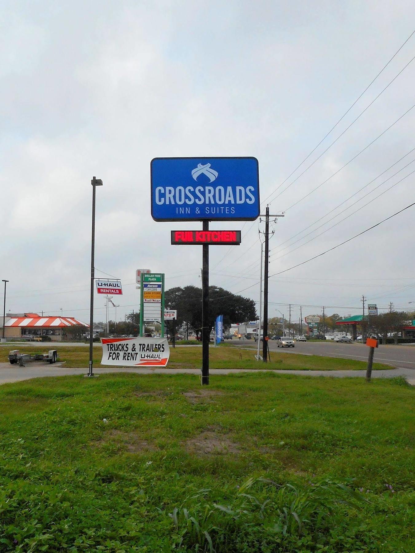 Crossroads Inn & Suites Виктория Экстерьер фото