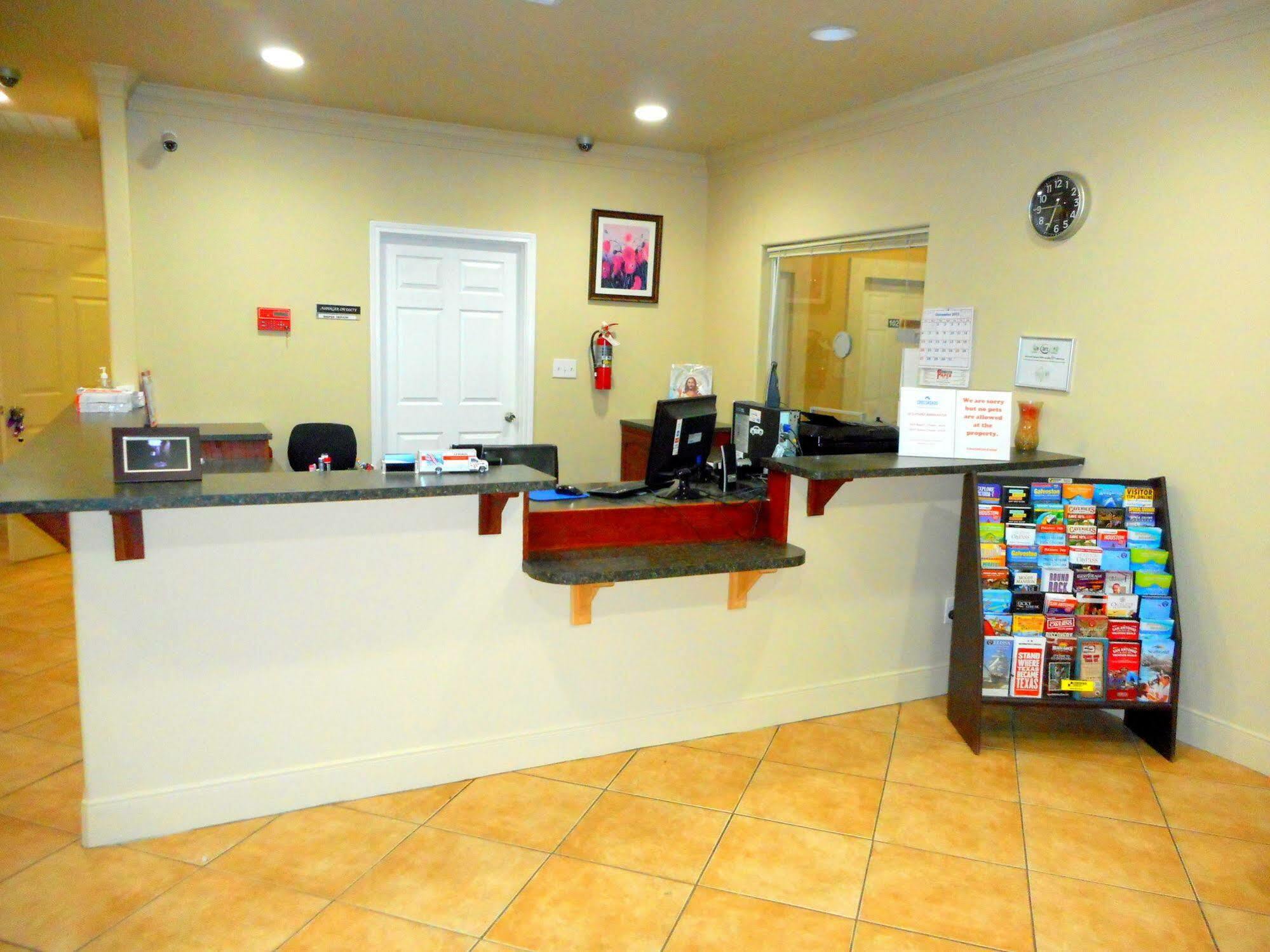 Crossroads Inn & Suites Виктория Экстерьер фото