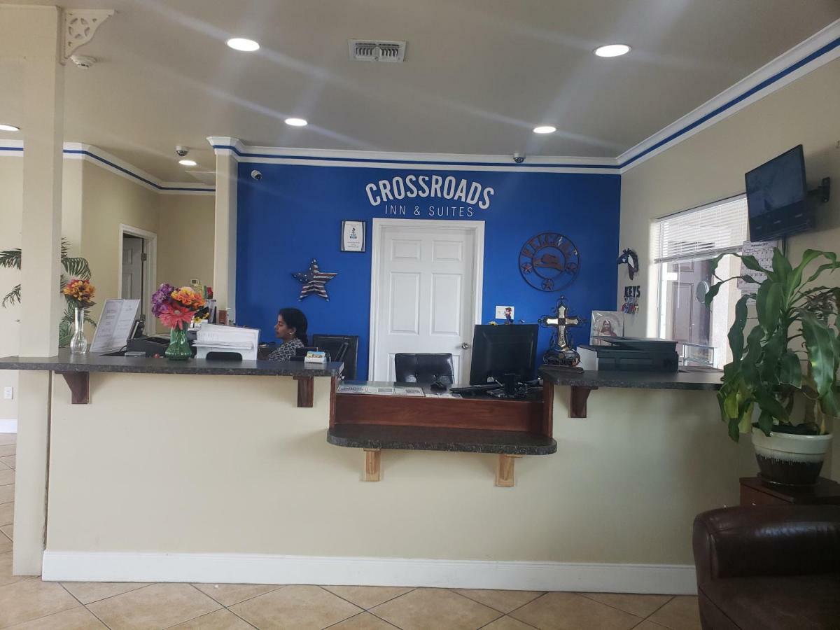 Crossroads Inn & Suites Виктория Экстерьер фото