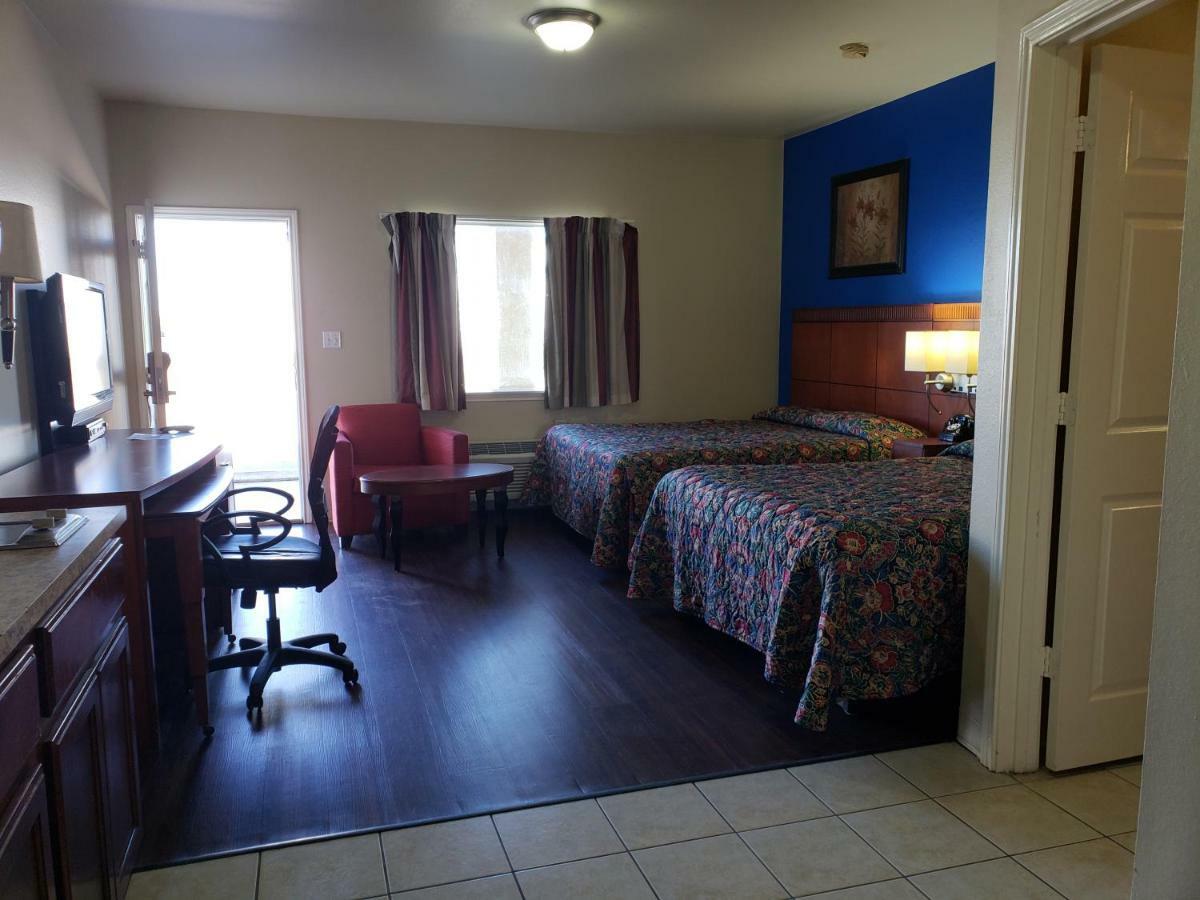 Crossroads Inn & Suites Виктория Экстерьер фото