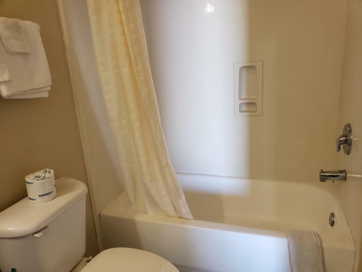 Crossroads Inn & Suites Виктория Экстерьер фото