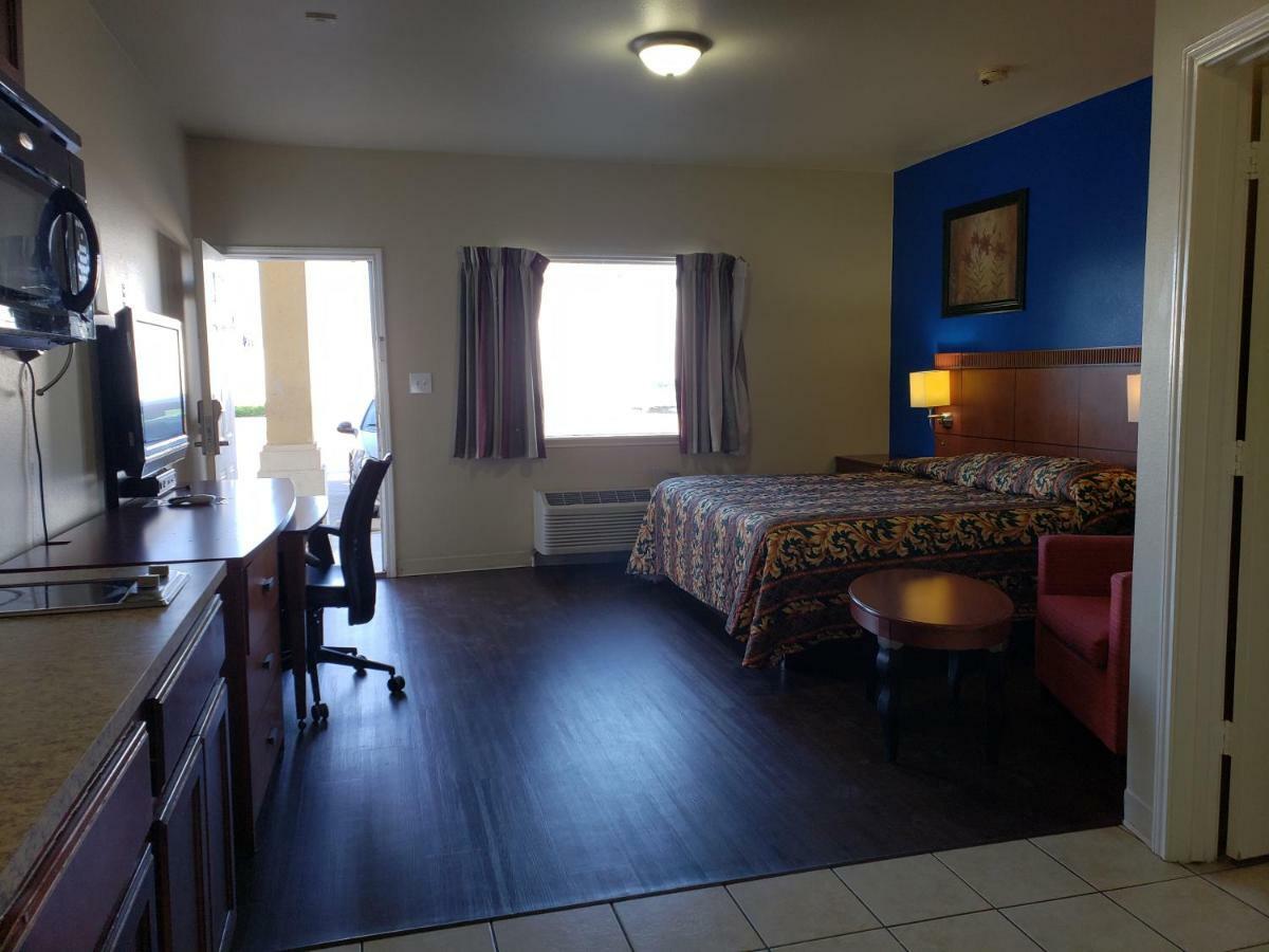 Crossroads Inn & Suites Виктория Экстерьер фото
