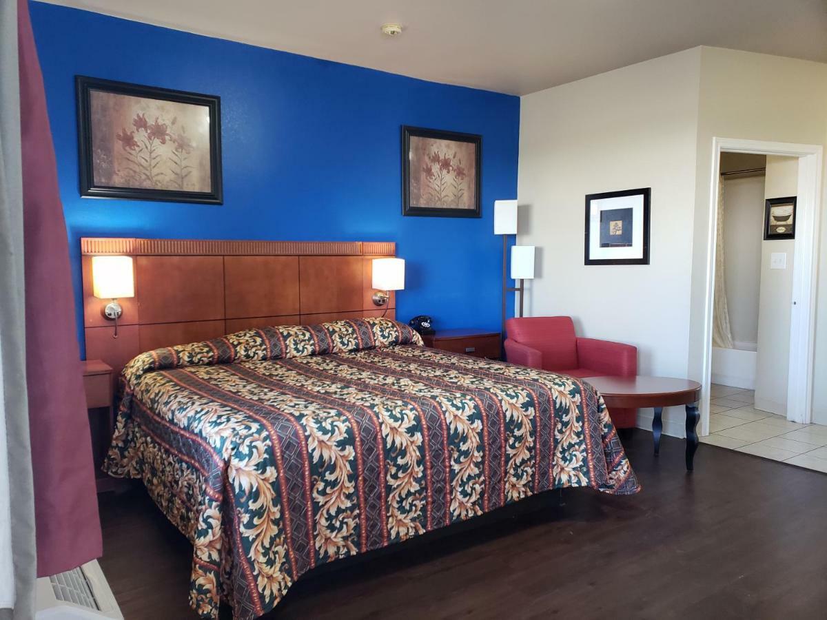 Crossroads Inn & Suites Виктория Экстерьер фото